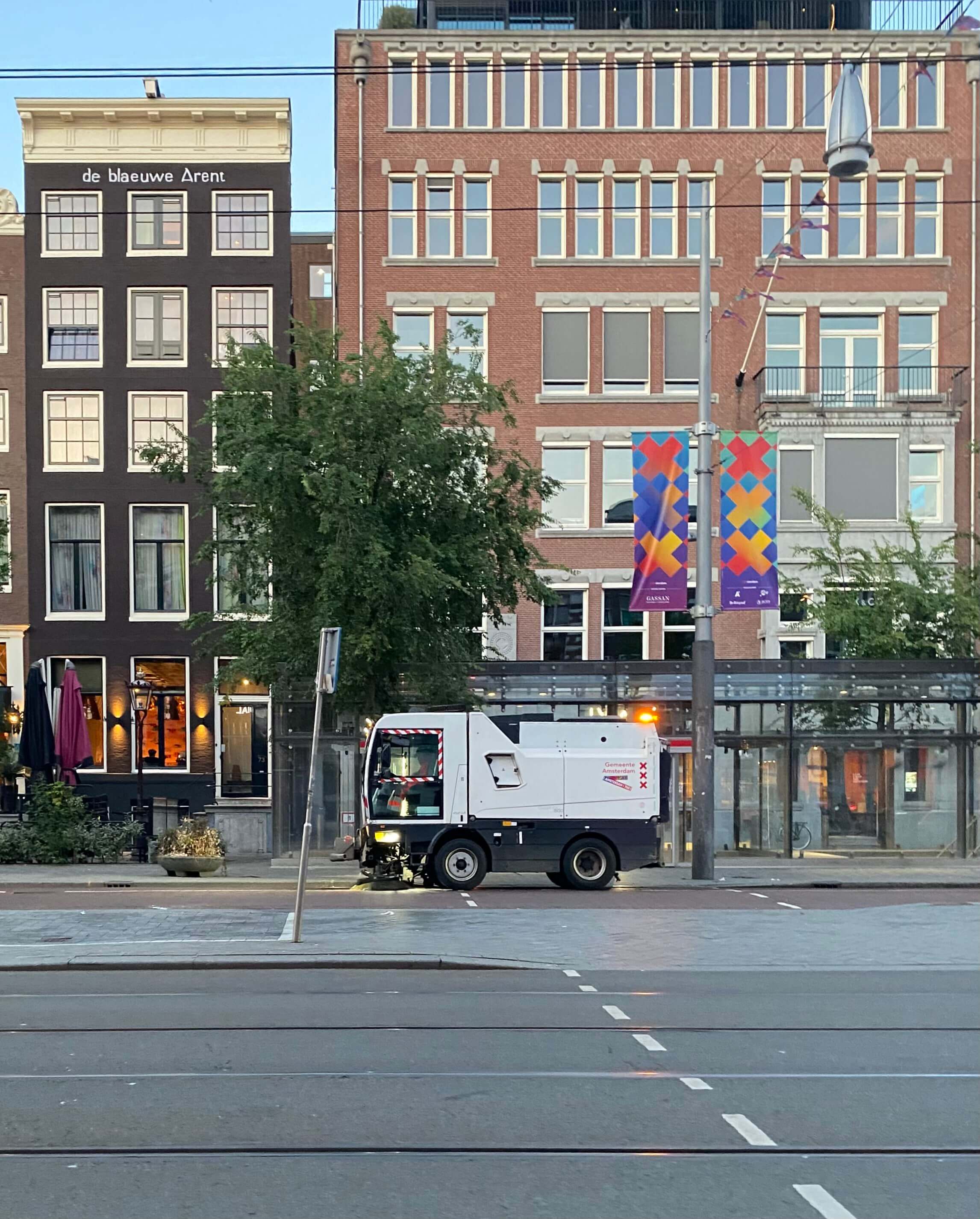 street-cleaning vehicle